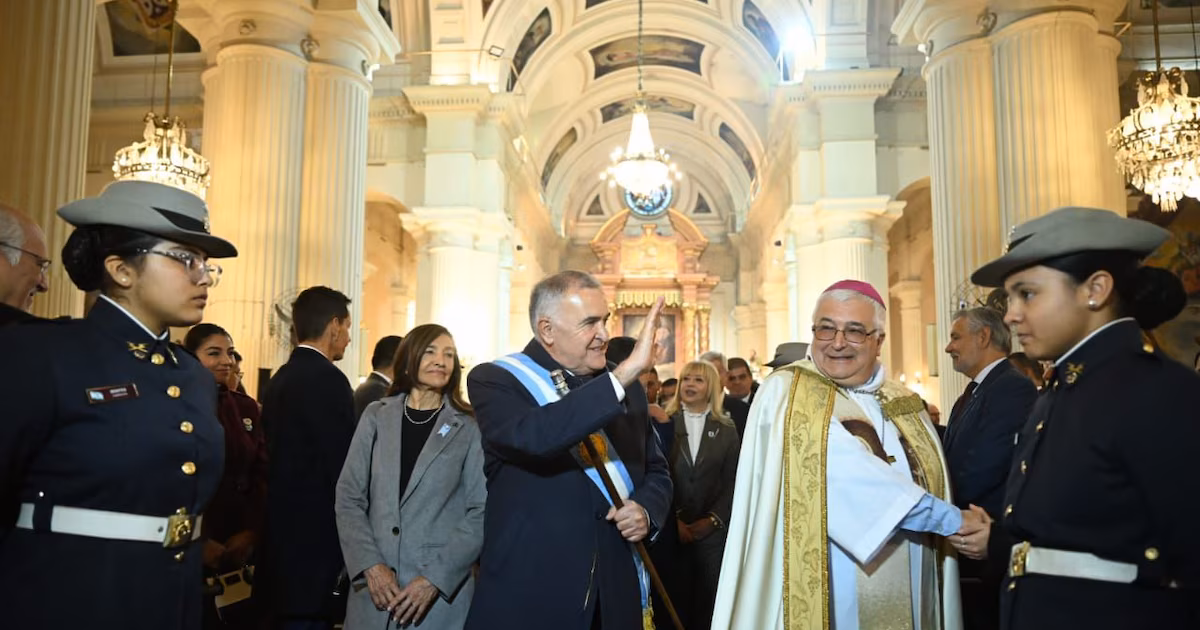 Osvaldo Jaldo participó del Tedeum en Tucumán y pidió por la unidad nacional: “No hay lugar para la grieta”El gobernador tucumano realizó el acto por el 25 de mayo junto a los miembros de su gabinete en la Catedral de Nuestra Señora de la Encarnación. La ceremonia religiosa estuvo presidida por el Arzobispo de Tucumán, Monseñor Carlos Sánchez