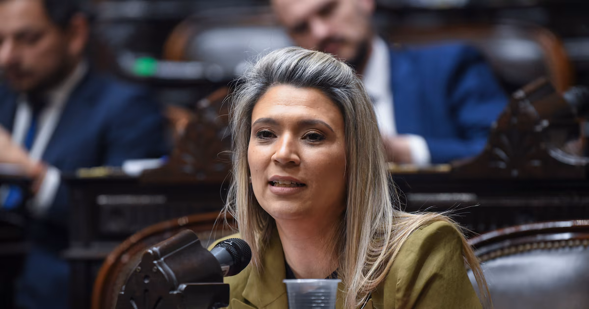Senado: la ley de inviolabilidad de la propiedad privada  logró dictamen y quedó lista para el recintoDialoguistas salvaron al oficialismo, que estuvo a pocos minutos de no conseguir quorum en un plenario. El titular del mismo, el mileista Agustín Coto, está de viaje en el extranjero y no asistió al debate. Se hizo cargo su colega Nadia Márquez, presidenta de Legislación General