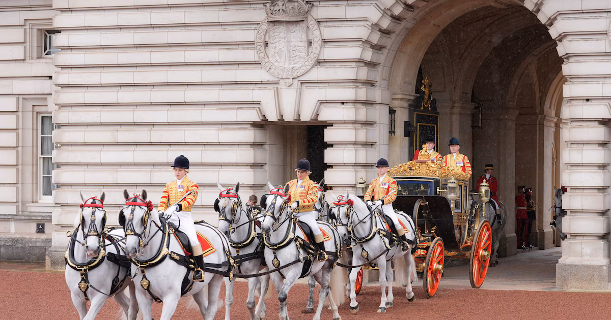 Una tradicional ceremonia del rey Carlos III en el Parlamento desnuda la fragilidad del gobierno laborista en el Reino Unido