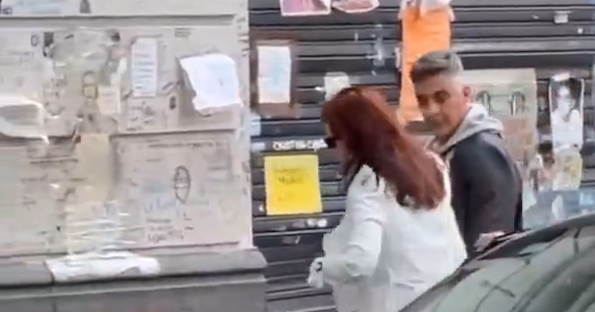 Revuelo en redes sociales por un video que muestra a Cristina Kirchner en la calle sin custodia policialLas imágenes, difundidas por un usuario de TikTok, muestran a la ex presidenta condenada por corrupción bajando de un auto y reingresando a su domicilio