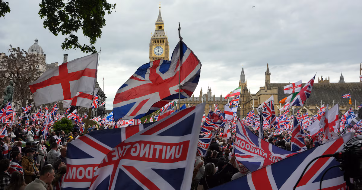 Multitudinaria movilización en contra del gobierno británico en medio de la incertidumbre sobre el futuro de Starmer