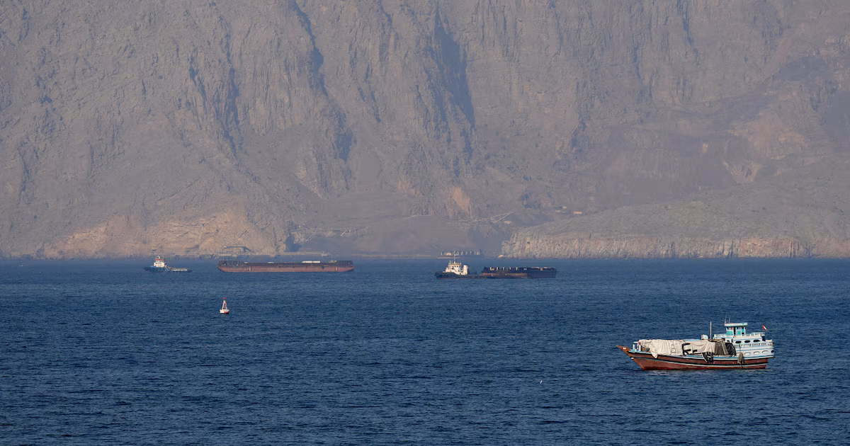 Buques cisterna de GNL y superpetroleros retomaron el paso por el estrecho de Ormuz, pero aún hay 20 mil marineros varados