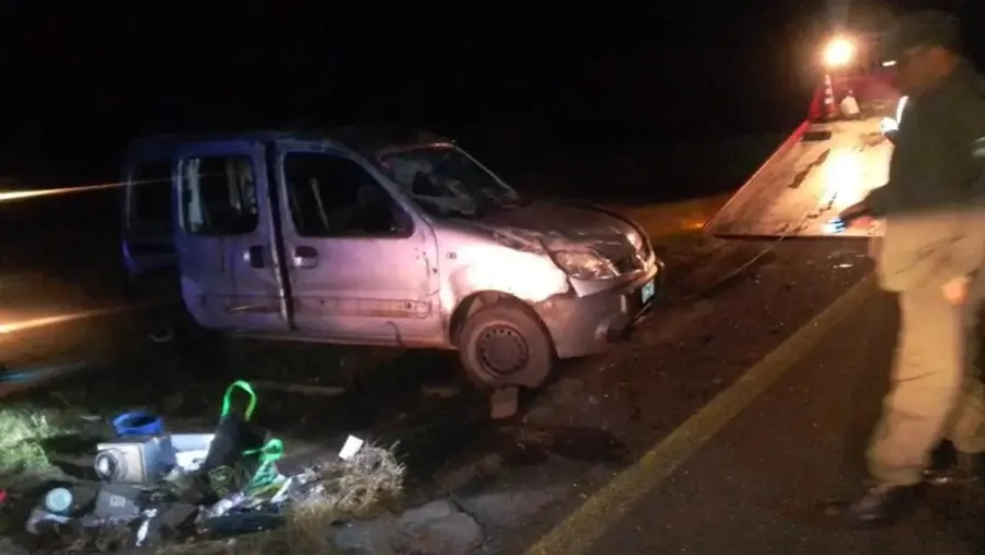 Dos personas fueron hospitalizadas tras un fuerte vuelco en la Autovía 14