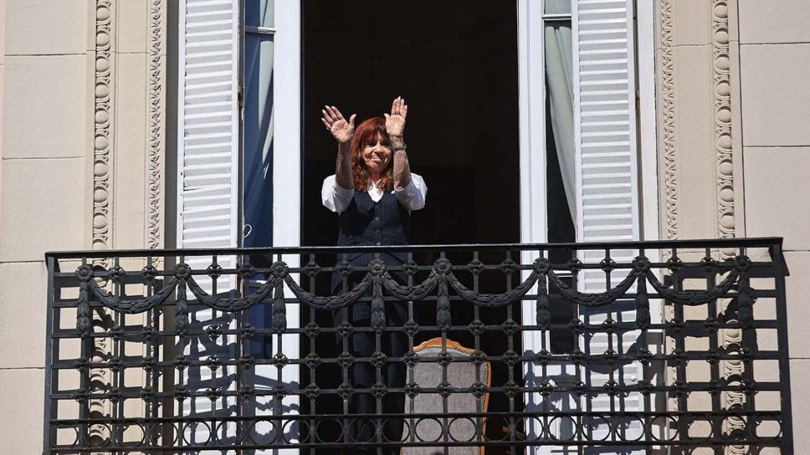 Cristina Kirchner reapareció con un mensaje en la Feria del Libro y destacó el valor político de “El balcón ilustrado”