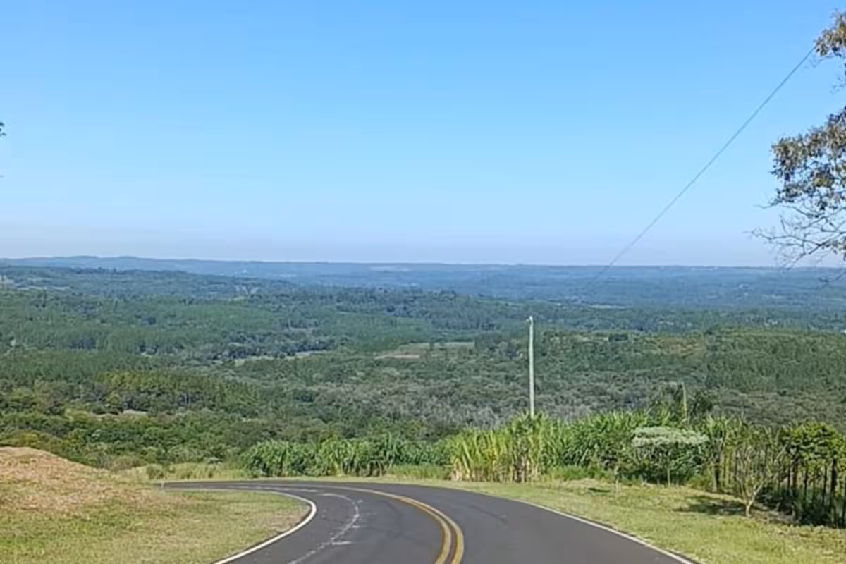 El pueblo desconocido que prospera gracias a que está colgado de una sierra