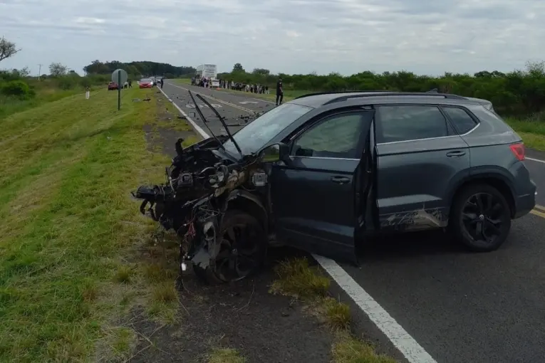 Dos autos y un colectivo con 59 pasajeros protagonizaron un accidente en la Autovía 12