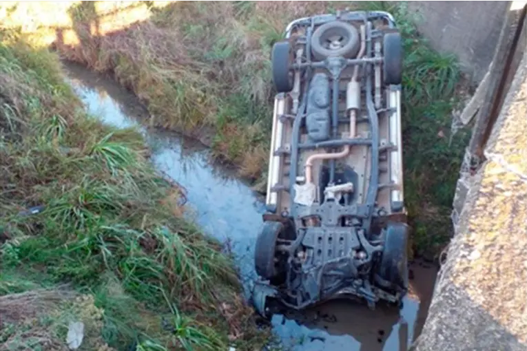 Conductor cayó con su camioneta desde un puente tras despistar en Ruta 130: sufrió heridas leves