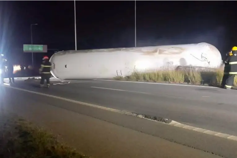 Accidente en la autopista Córdoba-Rosario: un camión con gas se incendió y hay un muerto