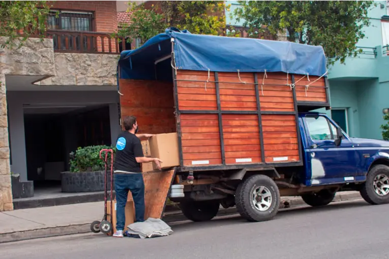 Le robaron pertenencias mientras se mudaba y las encontraron en una casa vecina