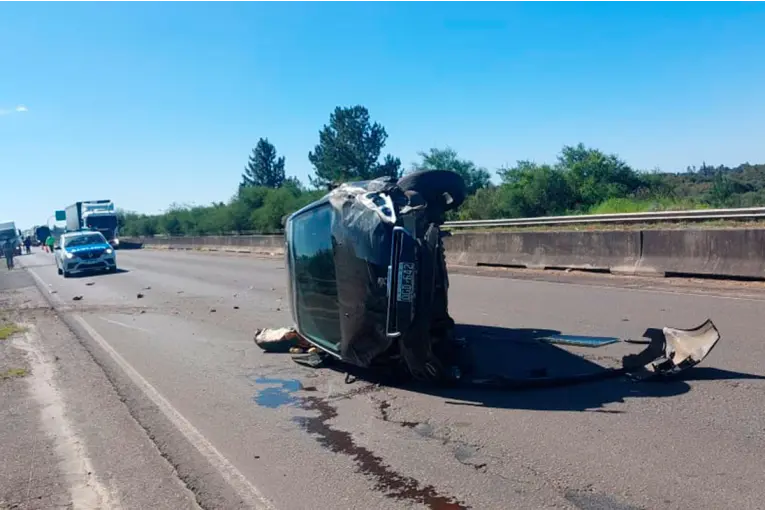 Volcó un auto en la Ruta Nacional 14 y el tránsito se vio interrumpido