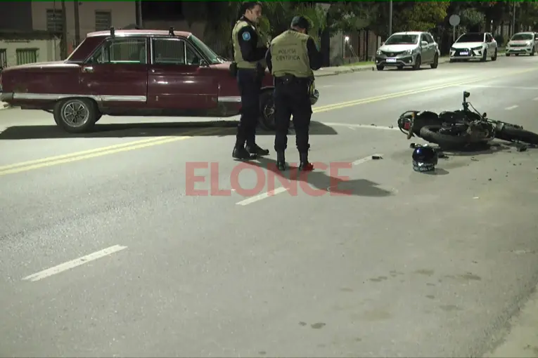 Delivery resultó herido tras chocar contra un auto en Avenida Zanni