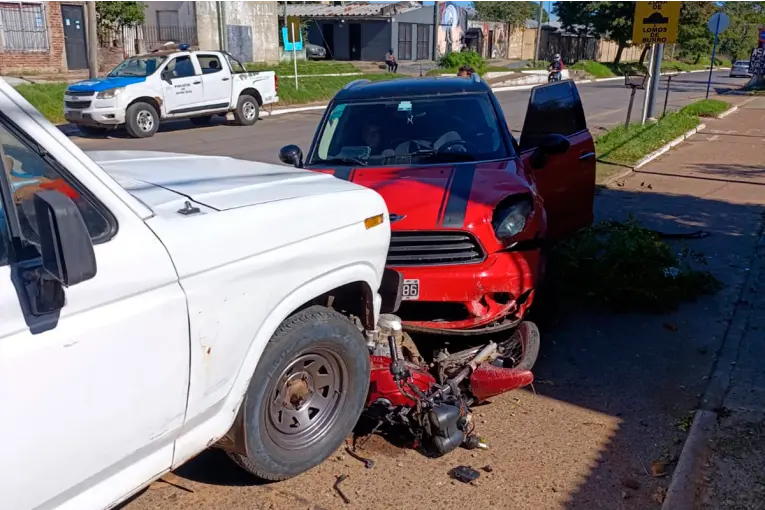 Conductor de un auto de alta gama chocó con una moto y le retuvieron la licencia: tenía 1,62 g/l