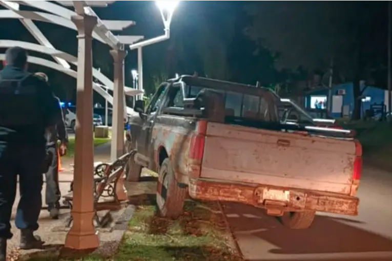 Conductor ebrio chocó a tres ciclistas e incrustó la camioneta contra glorieta en avenida