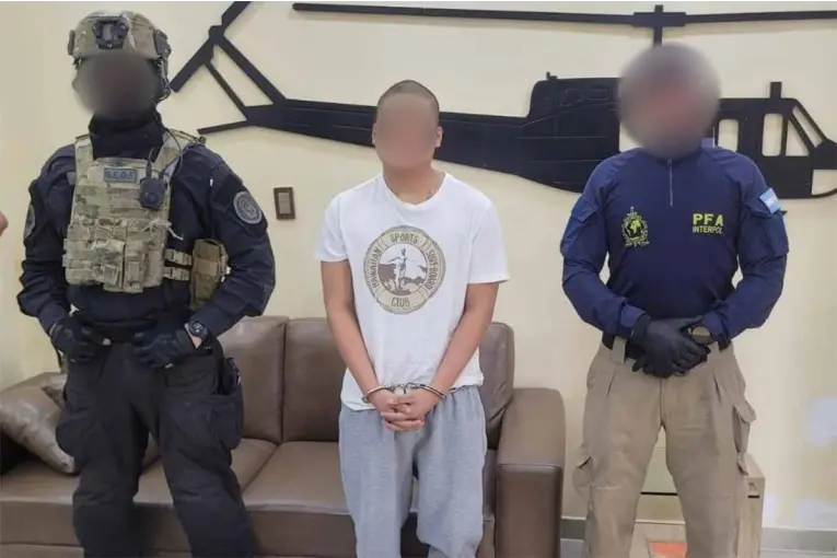 “Pequeño j”, acusado de triple femicidio, llegó al país y quedó a disposición de la justicia