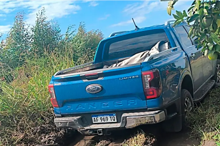 Persiguieron una camioneta robada y hallaron el vehículo abandonado en una quinta