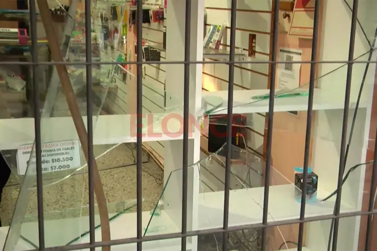 Rompió la vidriera y robó en un comercio de Avenida Ramírez: se llevó cajas de exhibición