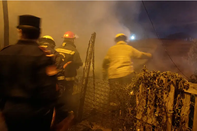 Un incendio en la madrugada provocó daños en dos viviendas de la zona oeste de Paraná