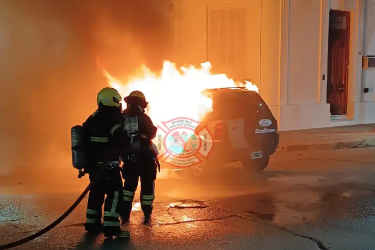 Una camioneta se incendió en pleno centro de Concepción del Uruguay