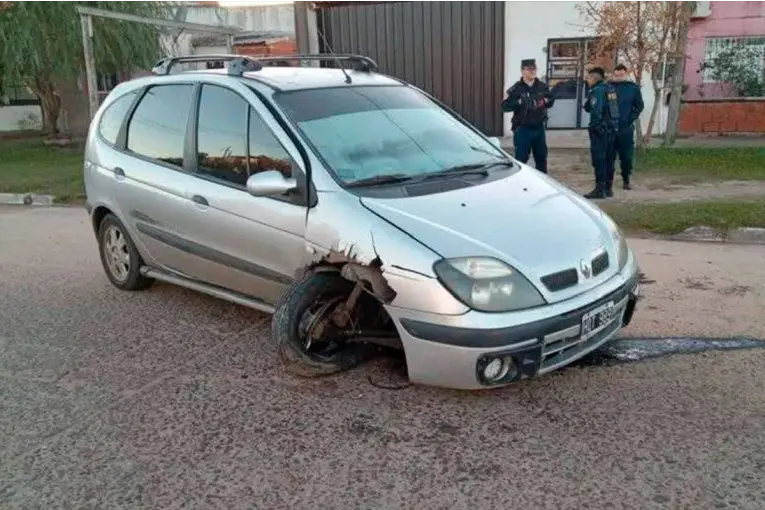 Auto esquivó un montículo de tierra y colisionó contra un poste de alumbrado