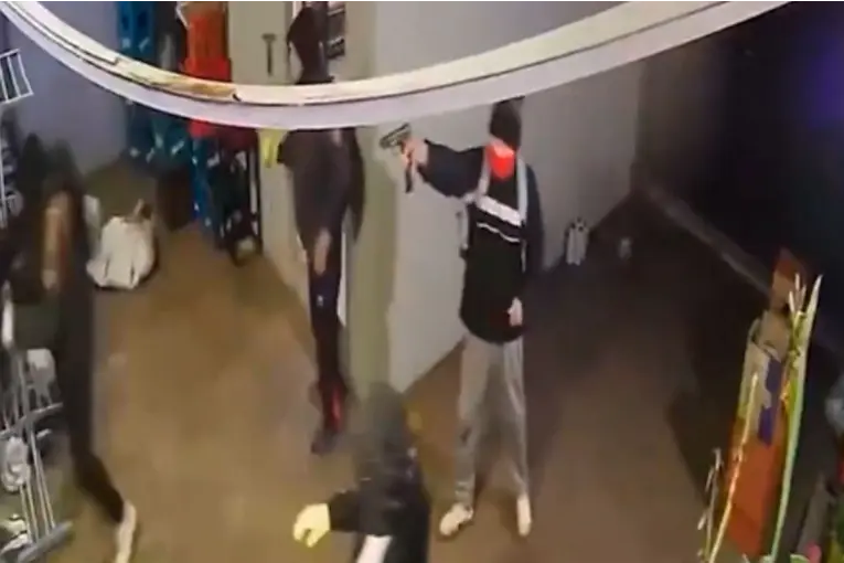 Entraron por el techo y le pegaron con un martillo delante de su hijo para robarle dólares y oro