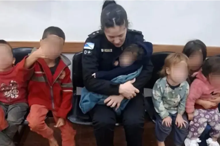 Manejaba alcoholizado con sus seis hijos y una policía tuvo que amamantar al bebé