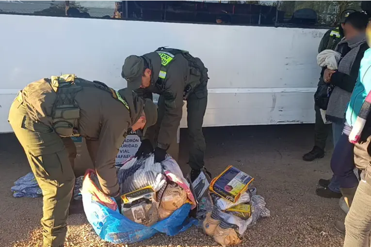 Hallaron droga en un colectivo en Rafaela: escondían 67 kilos de cocaína y pasta base en asaderas