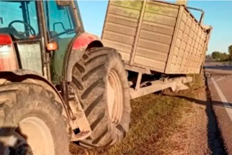 Un jefe policial murió al chocar con un tractor con acoplado en una ruta de Santa Fe