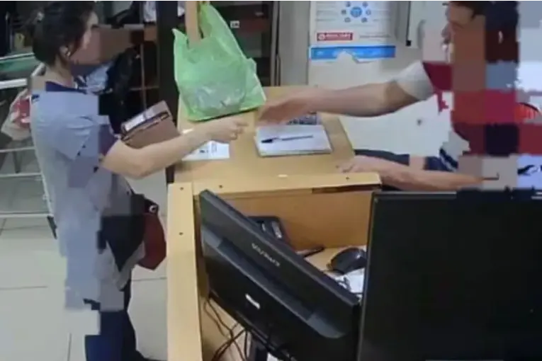 Una docente aprovechó un descuido de una compañera, le robó la tarjeta y gastó más de 300 mil pesos