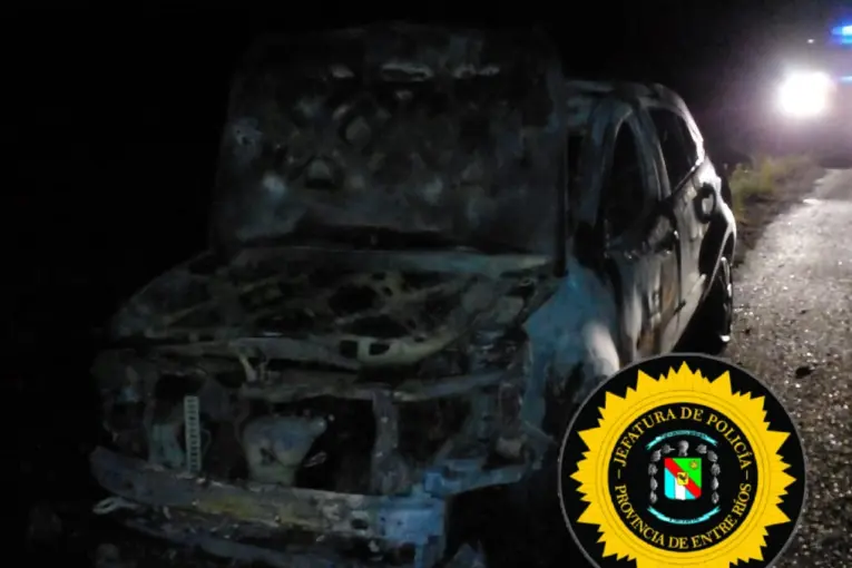 Un auto se incendió por completo en la Autovía Artigas: hubo pérdidas totales