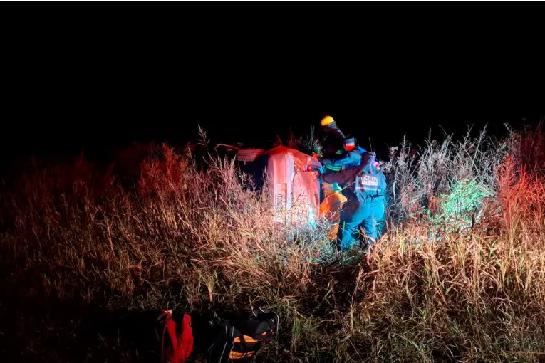 Rescataron a conductor atrapado tras volcar con su auto cerca de Aranguren
