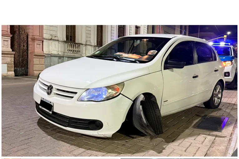 Joven conductor destrozó la rueda del auto al chocar contra una puntera en Paraná