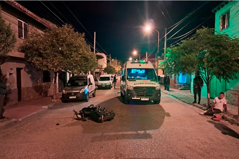 Detuvieron a motociclista tras choque que dejó gravemente herida a una mujer
