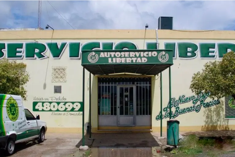 Encapuchados hicieron un boquete, ingresaron a supermercado y se llevaron millones de pesos, dólares y cheques