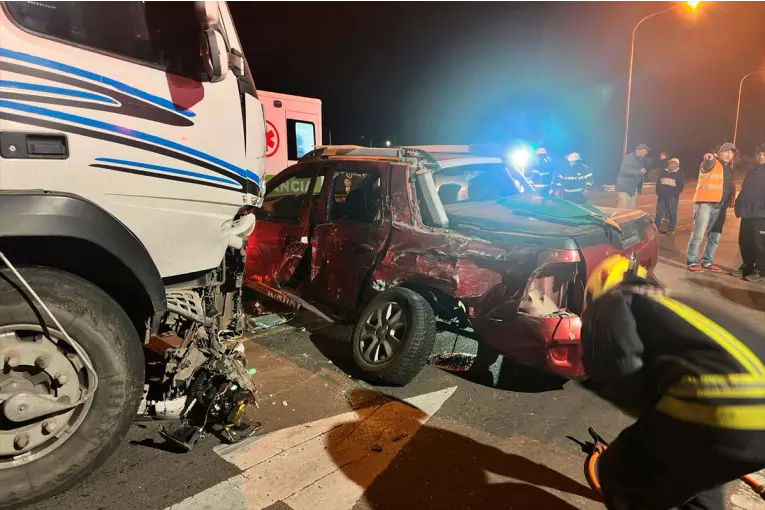 Hospitalizaron a tres personas tras choque entre un camión y una camioneta la Ruta Nº16