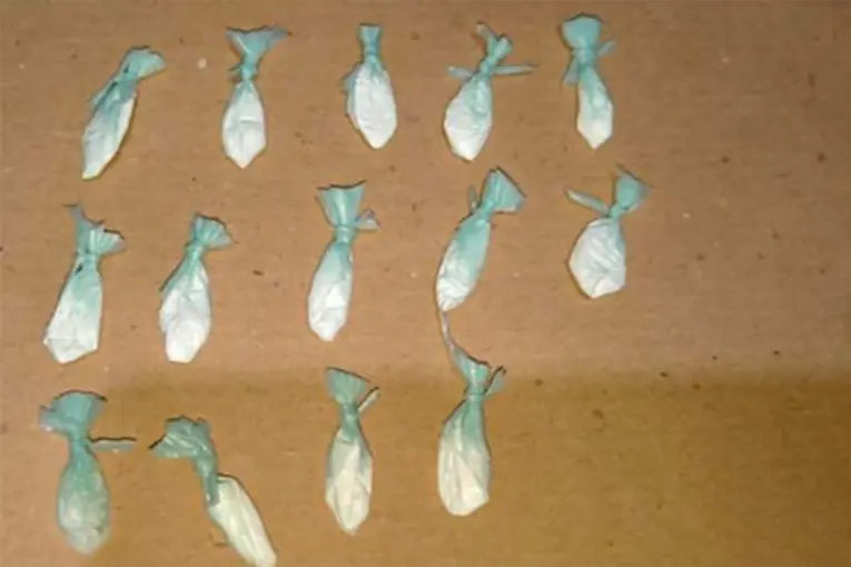 Dos personas quedaron detenidas por vender drogas en una plaza de Paraná