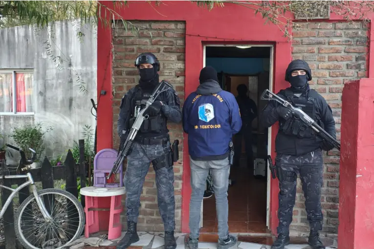 Secuestraron cocaína, marihuana y un rifle modificado en un operativo en Bovril