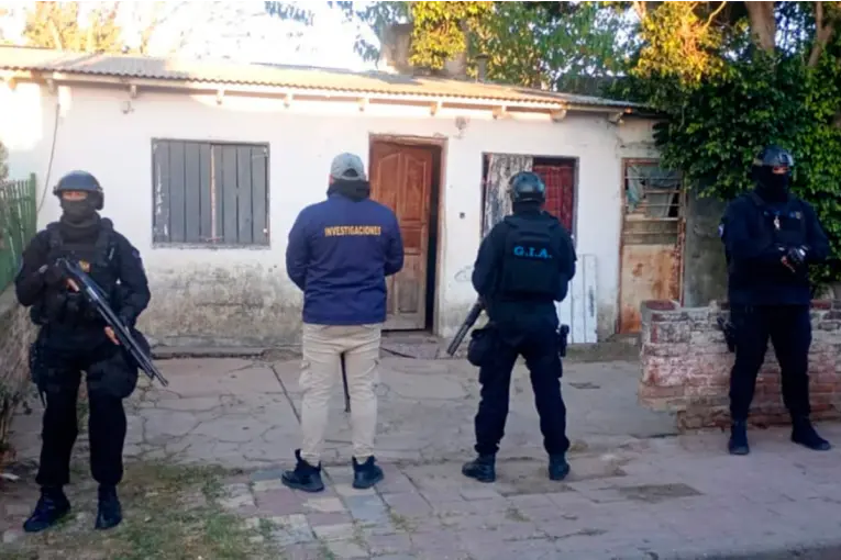 Allanamientos en barrio Macarone: secuestran motos y cocaína en operativo policial