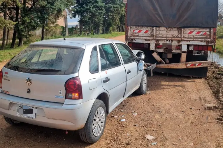 Madre e hijos hijos sufrieron lesiones tras chocar su auto contra un acoplado