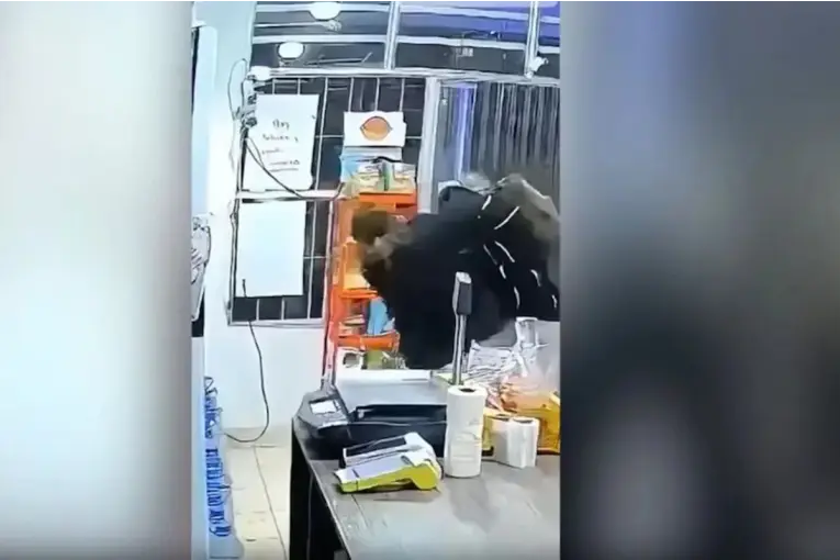 Violencia en Neuquén: clienta y empleada terminaron a los golpes tras una discusión