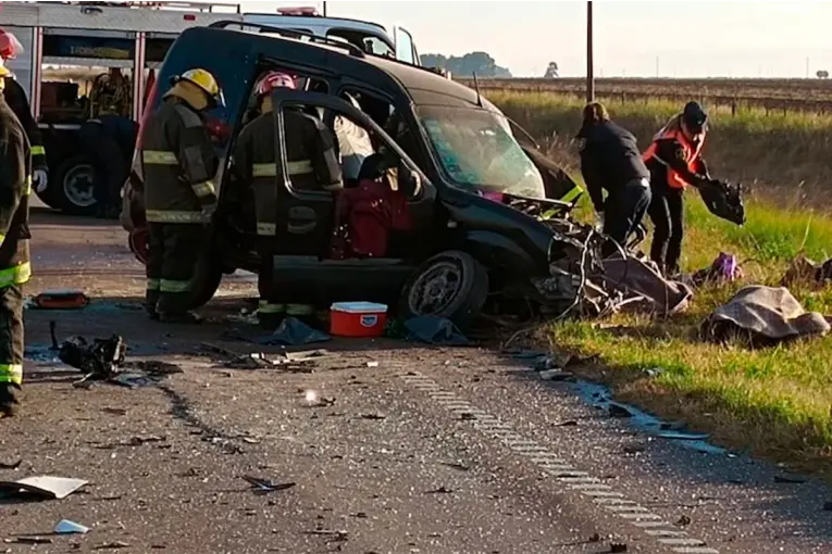 Camión chocó a una familia en Ruta 33: murieron dos mujeres y cuatro quedaron internadas, entre ellas dos niñas