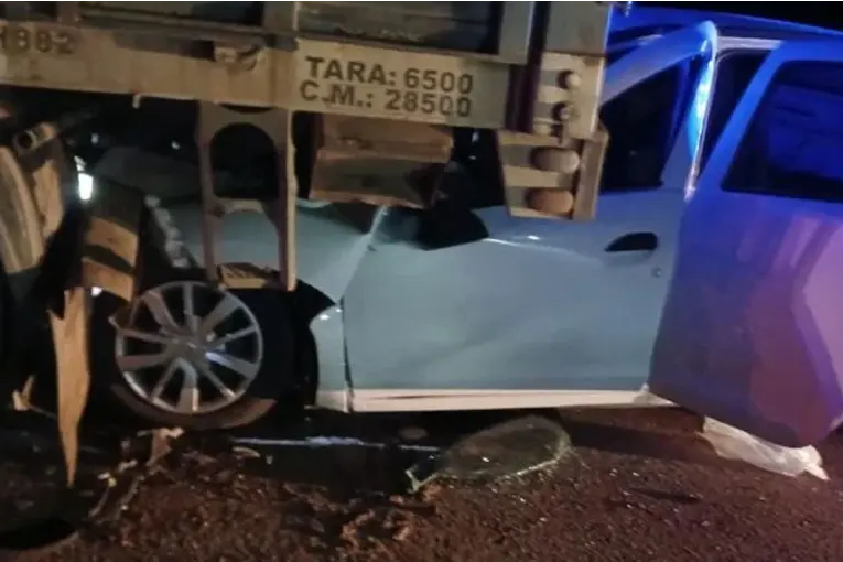Murieron dos jefes policiales tras chocar contra un acoplado en una ruta de Santa Fe