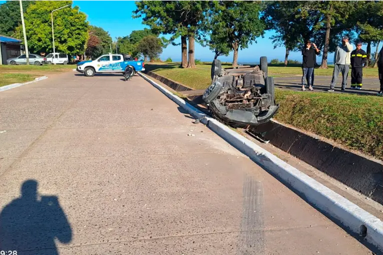 Un joven resultó herido tras volcar con su automóvil en una calle de Santa Elena