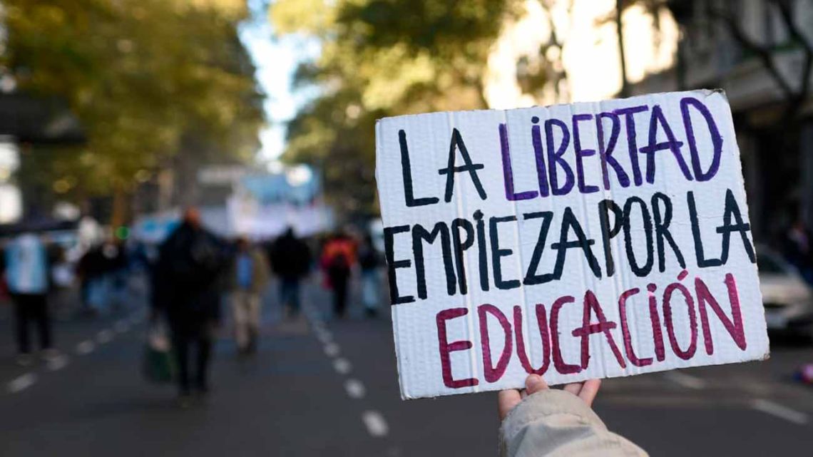 Aulas en rojo y fuga de docentes: la cruda radiografía detrás de la multitudinaria marcha universitaria