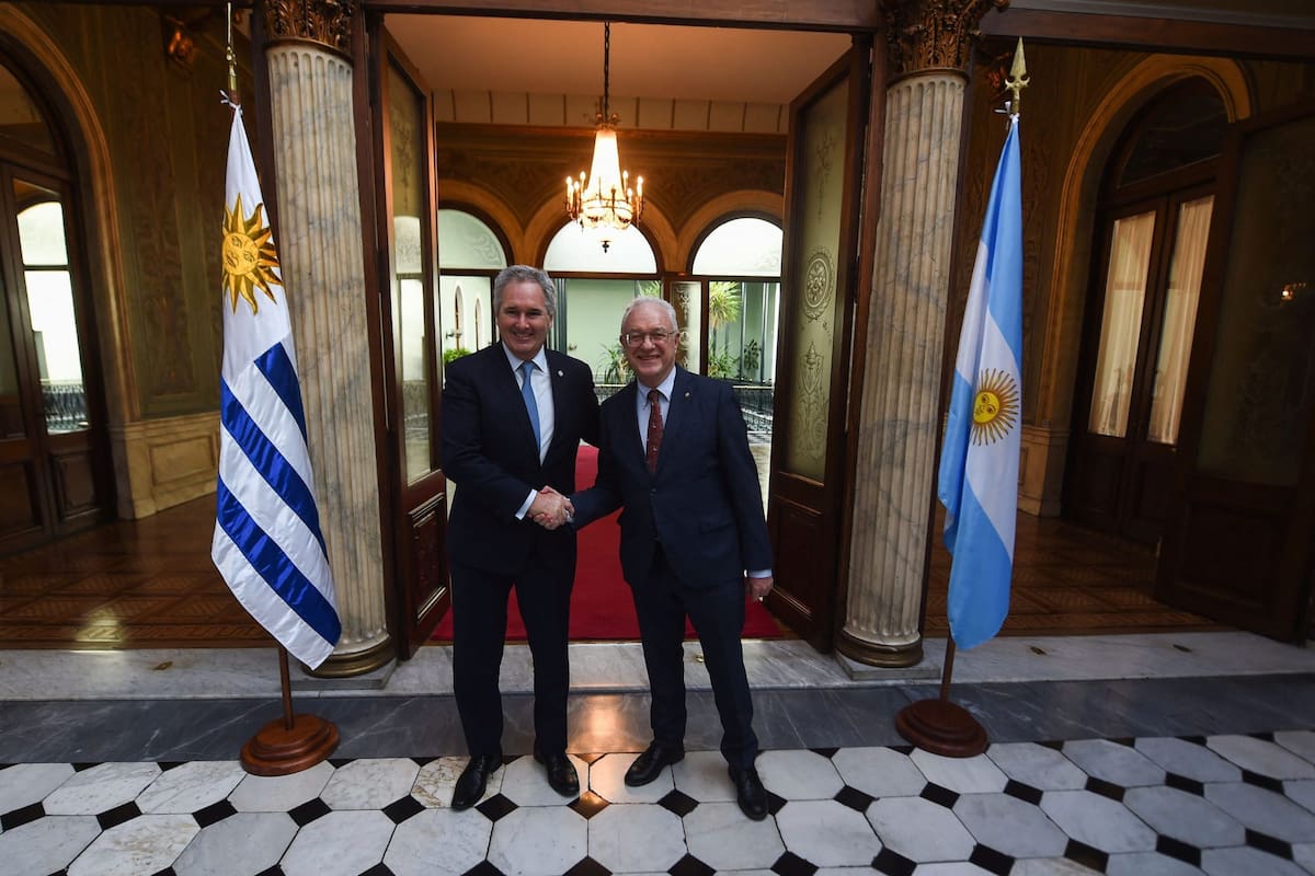 Reunión de cancilleres. Uruguay se comprometió a analizar la relocalización de una polémica planta industrial