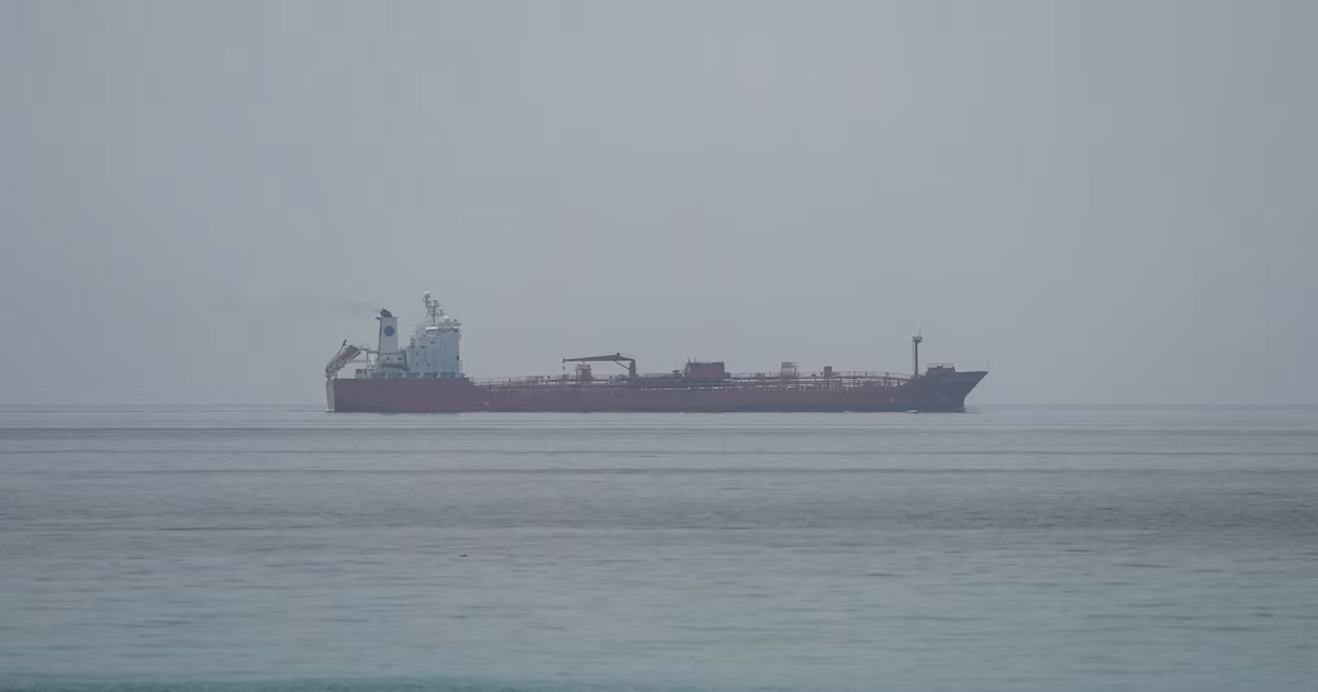 El precio del petróleo subió  más de un 2% tras un ataque a un carguero frente a OmánLa cotización del Brent cerró en 75,49 dólares y la del WTI en 71,92, luego de un incidente cerca del estrecho de Ormuz que reactivó el riesgo de cortes de flujo en la zona