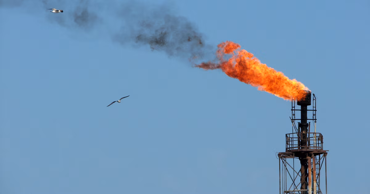 El precio del petróleo vuelve a subir tras una nueva escalada de tensiones en Medio OrienteEl crudo Brent, referencia internacional, subió un 0,9% y cerró en 92,30 dólares por barril, mientras que el West Texas Intermediate (WTI), referencia estadounidense, avanzó un 1% hasta los 89,04 dólares