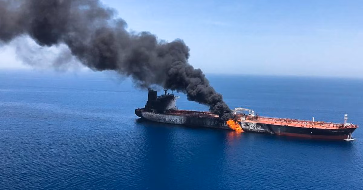 Un buque petrolero fue atacado por un proyectil “no identificado” en el estrecho de OrmuzEl capitán de la embaración dijo que “todos los miembros de la tripulación se encuentran a salvo”