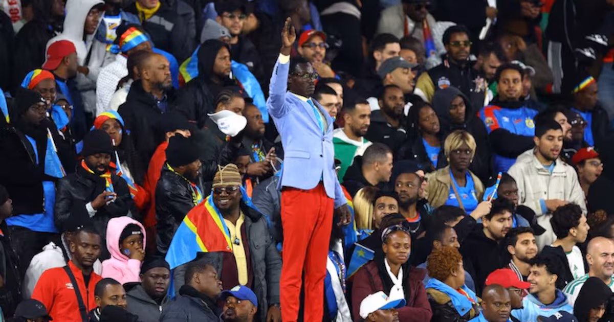 Quién es Lumumba Vea, el fanático del Congo que se volvió viral por permanecer inmóvil durante los partidosCon su traje elegante, el brazo en alto y una actitud inmutable durante los 90 minutos, este seguidor se transformó en una de las imágenes más llamativas del fútbol africano y en un símbolo de apoyo para la selección congoleña