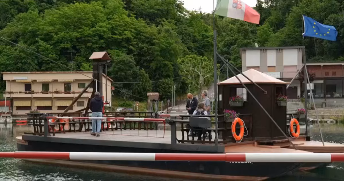 La barcaza que Leonardo da Vinci estudió hace más de 500 años hoy volvió a unir dos comunidades italianasEl cierre temporal del puente de Brivio en Lombardía convirtió la histórica embarcación de Imbersago, operada por voluntarios, en el medio de transporte cotidiano de quienes antes la conocían solo como atractivo turístico