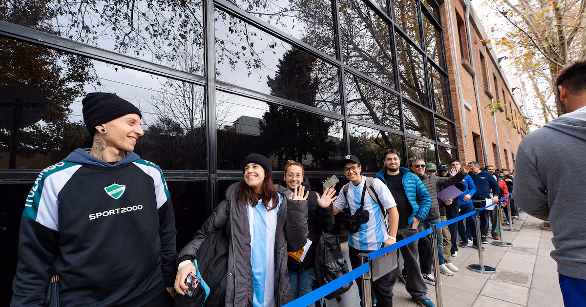 No pudieron viajar al Mundial y recibieron un televisor gratis: cómo fue la campaña de una marca argentina que se volvió viral